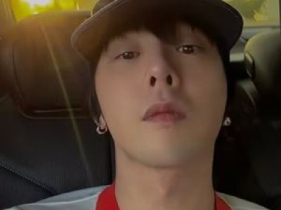 지드래곤 차량 셀카로 역대급 동안 미모 뽐내