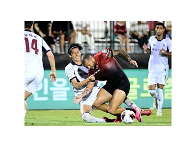 부천FC 경기 판정 논란 유니폼 잡힌 선수 넘어졌는데도 안 끊음