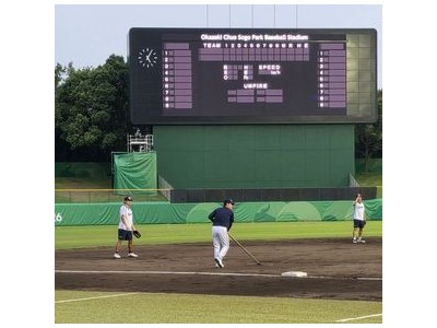 류지현 감독 아시안게임 대만전 위해 내야 그라운드 직접 고르며 승리 다짐